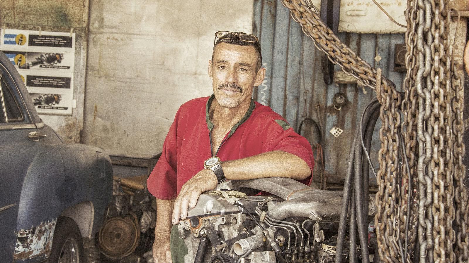 Los cubanos suelen tener mucho ingenio para reparar sus coches.