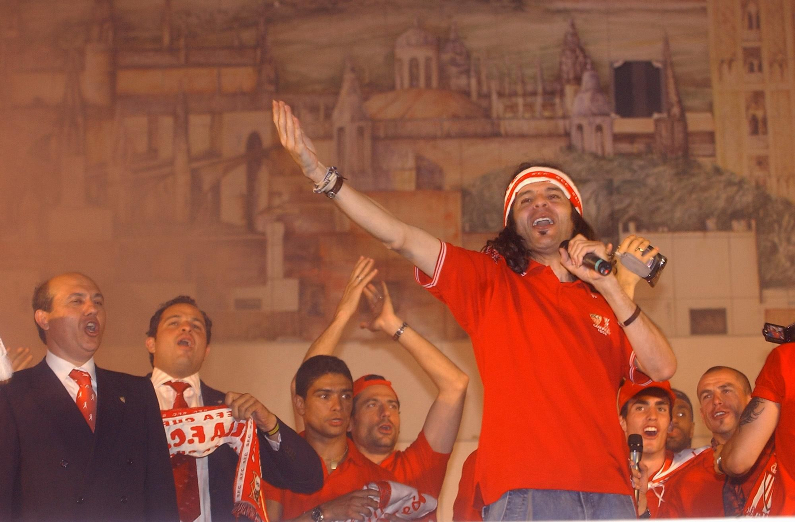 El Arrebato interpreta el himno del centenario en 2005.