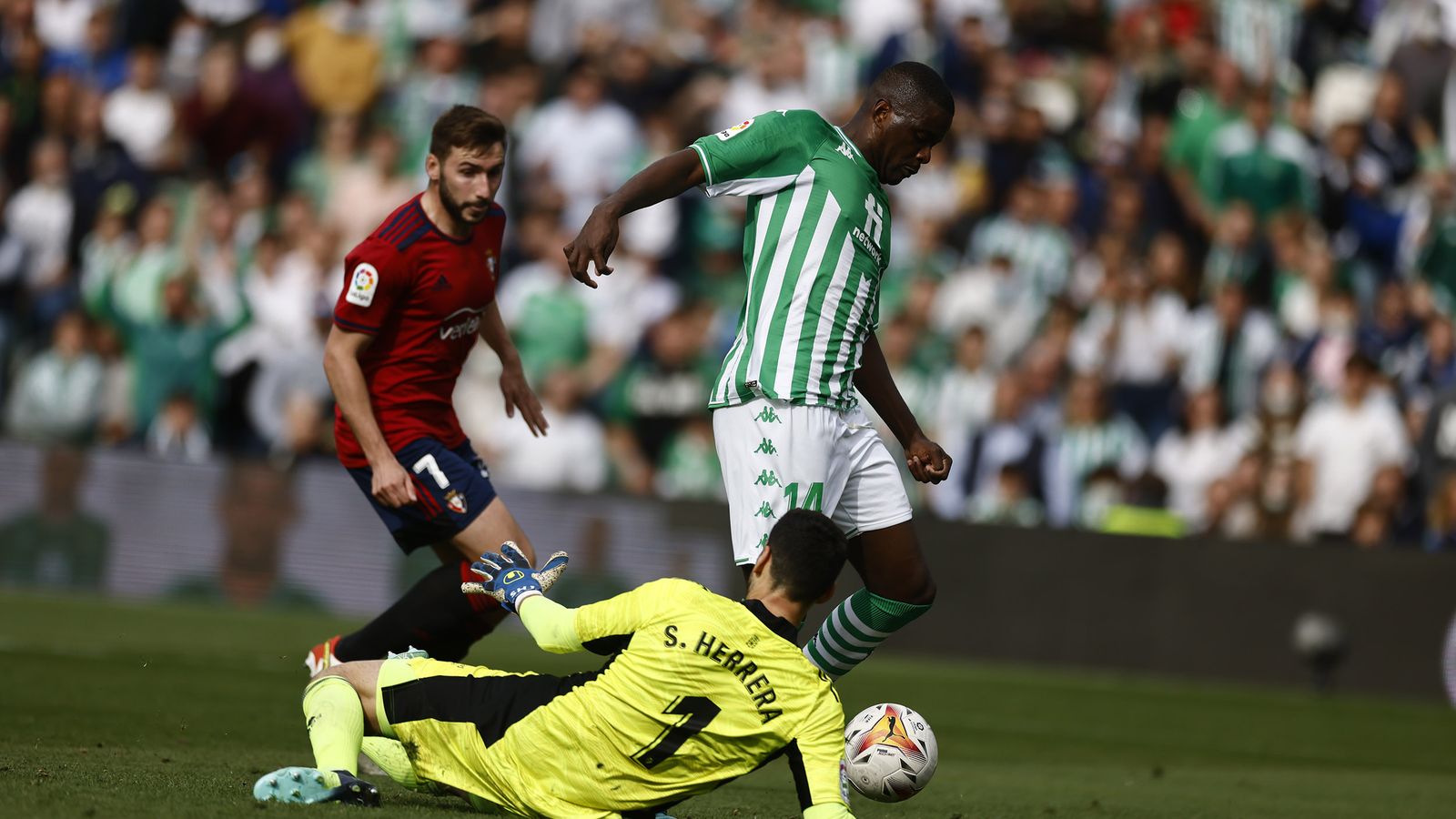 William Carvalho supera con clase la salida de Sergio Herrera para marcar el 3-1.