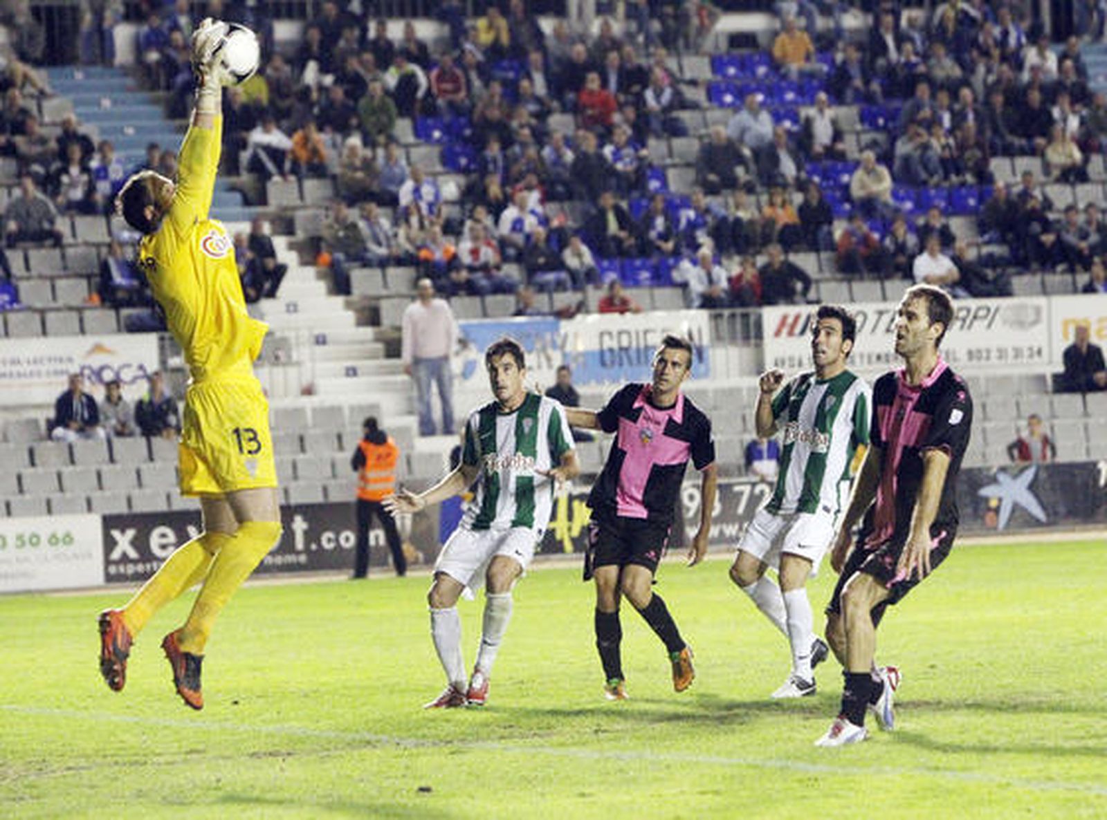 Un tanto en la prórroga y en propia puerta del exblanquiverde Pablo Ruiz mete al CCF en 1/16 de final de la Copa.

Foto: Joma