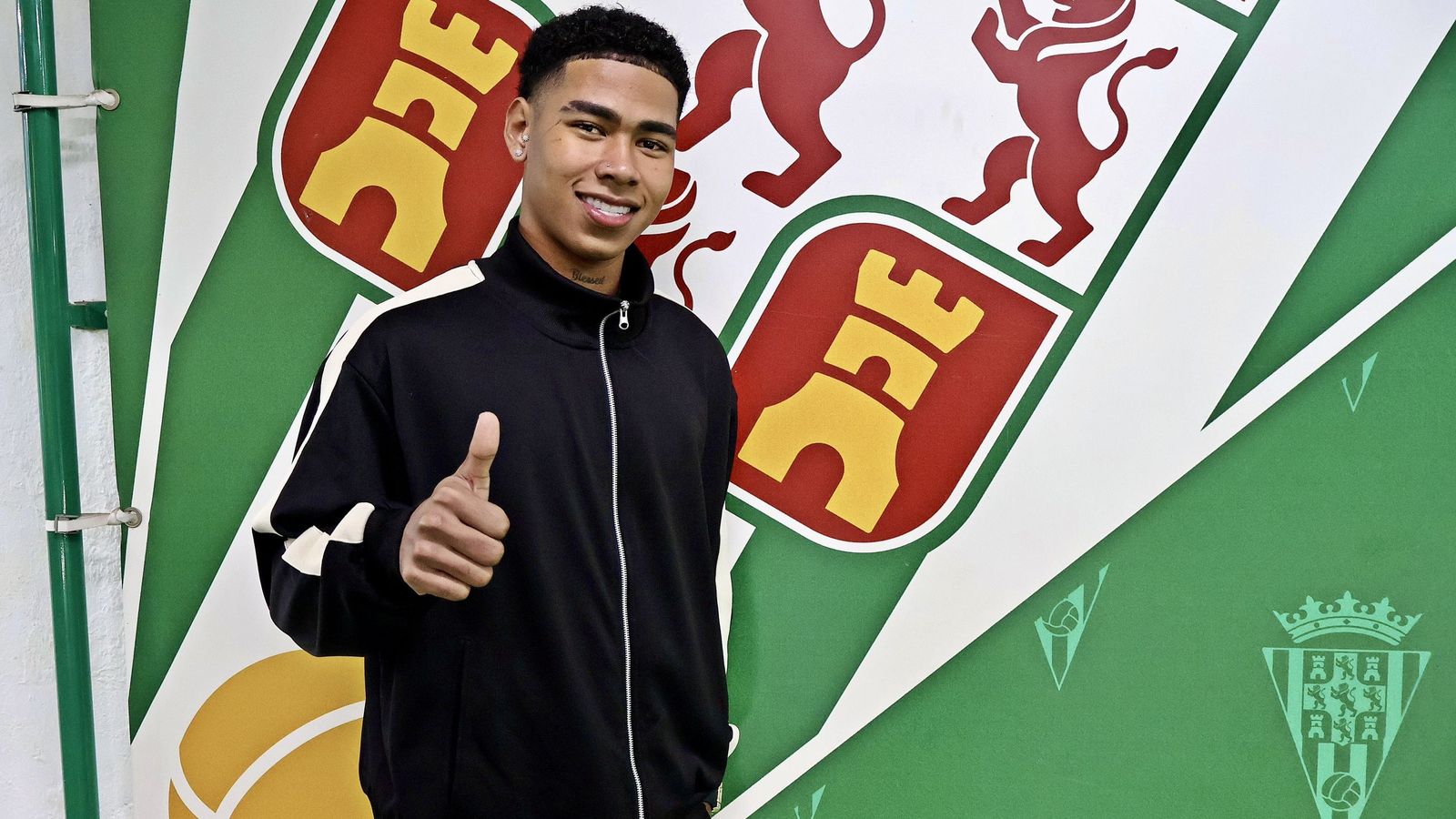 Arcila posa en la zona mixta del estadio de El Arcángel.