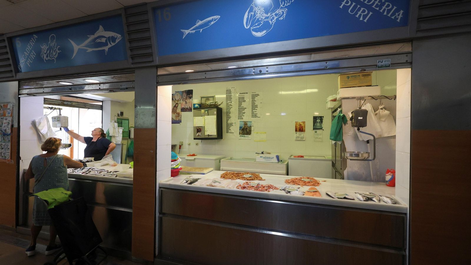 Otra cliente compra pescado en la "Pescadería Puri"