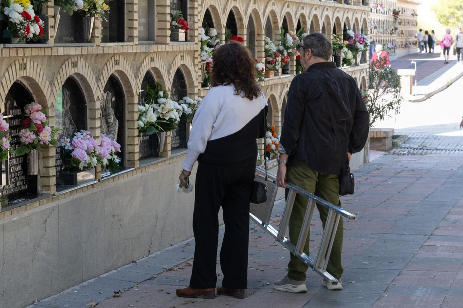 Día de Los Santos en el cementerio de San Fernando y San Eufrasio de Jaén, en imágenes