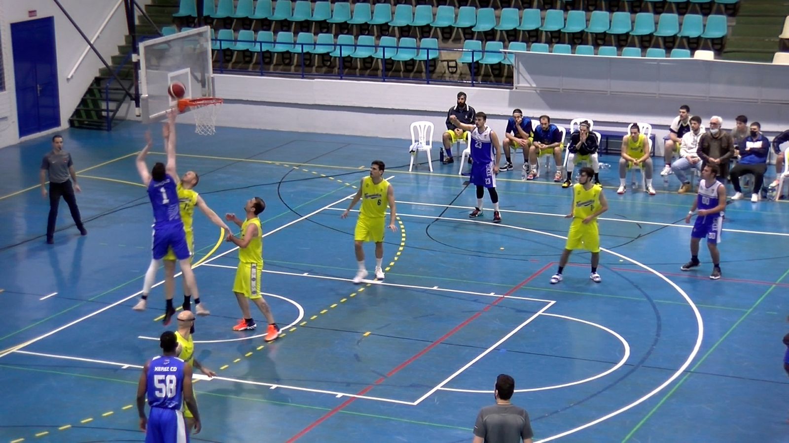 El xerecista Key Sullivan salta para anotar una canasta.