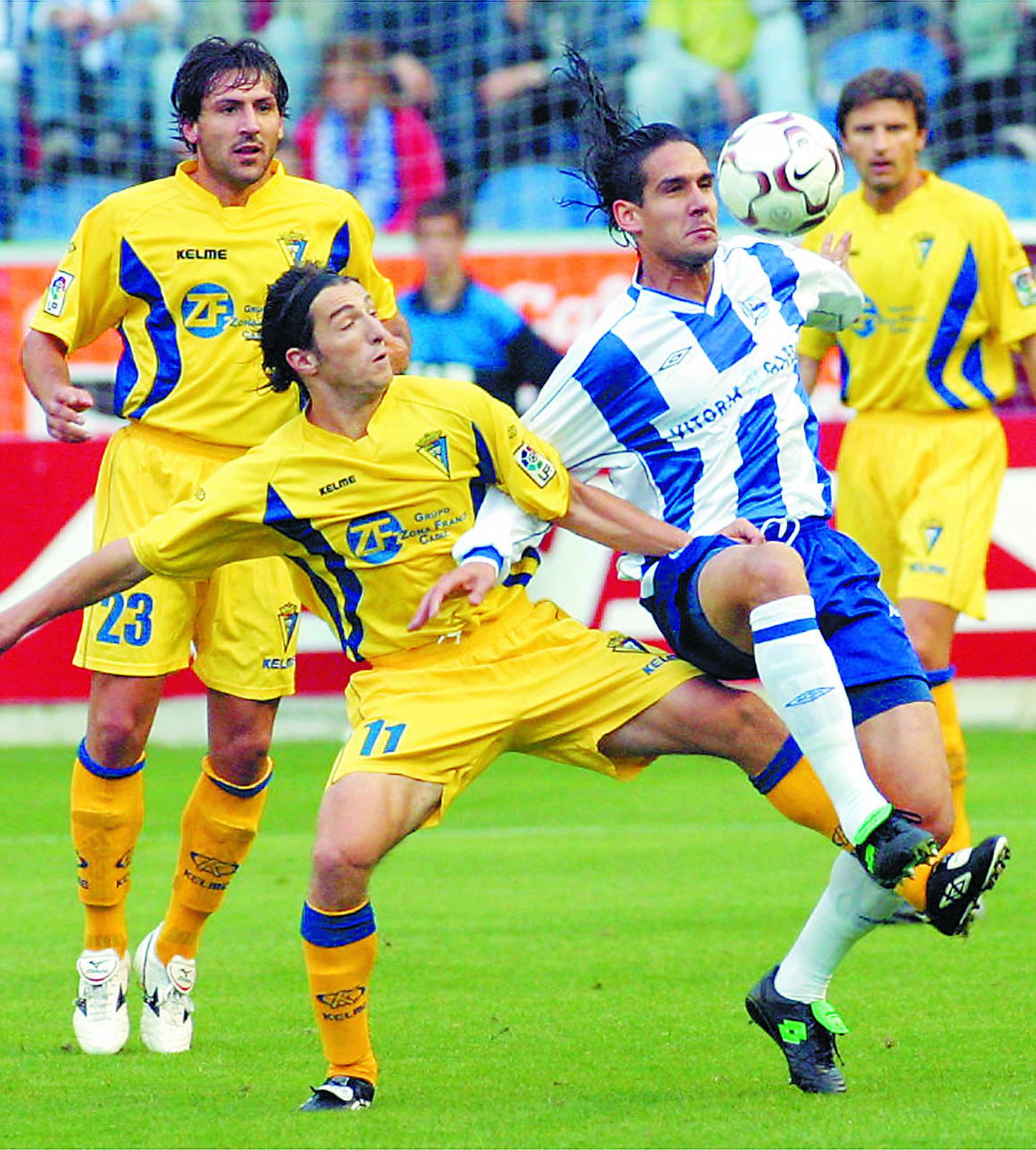 Pavoni y Astudillo buscan el balón en el Cádiz-Alavés disputado en 2003.