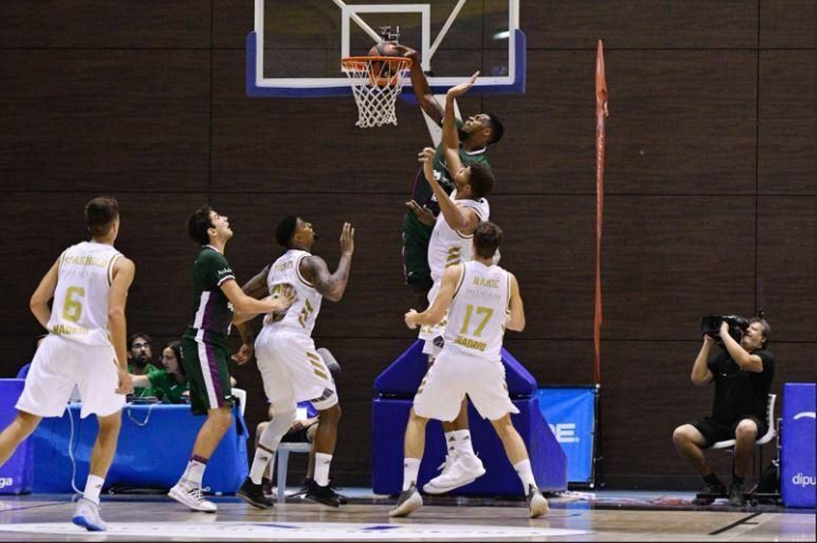 Frank Elegar realiza un mate frente al Real Madrid.