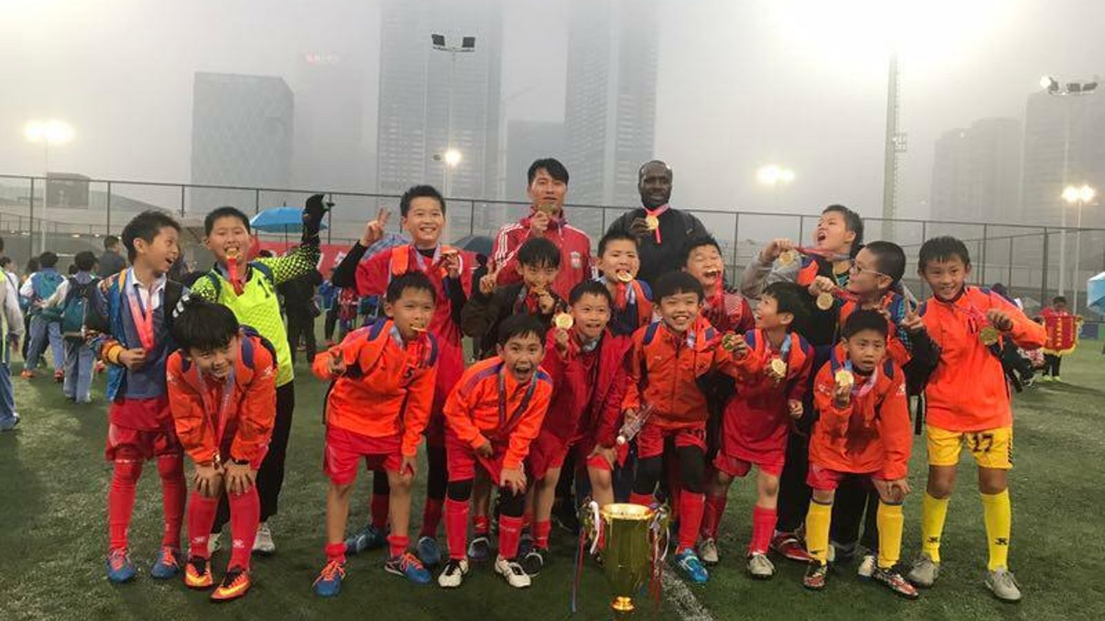 Chupe, con su equipo de cantera en China.