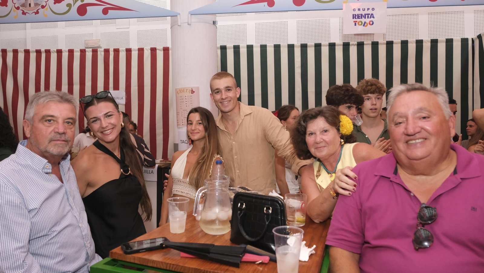 Los almerienses disfrutan del lunes en la Feria del Mediodía