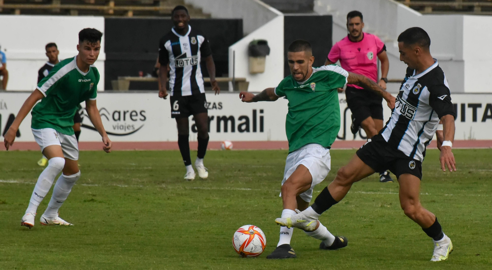Julio Iglesias pugna con un jugador de la Balona en la última visita del Córdoba CF a La Línea.