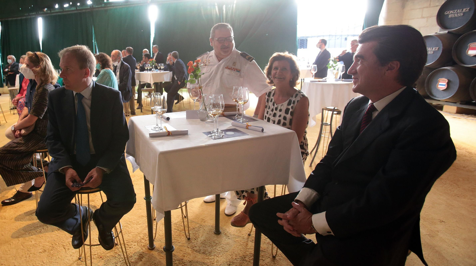 Salvador Guimerá, Marcelino Pozo San Esteban, Eloísa Pérez Lara y Álvaro del Río. González Byass recibe las botas que han navegado en el Juan Sebastián Elcano