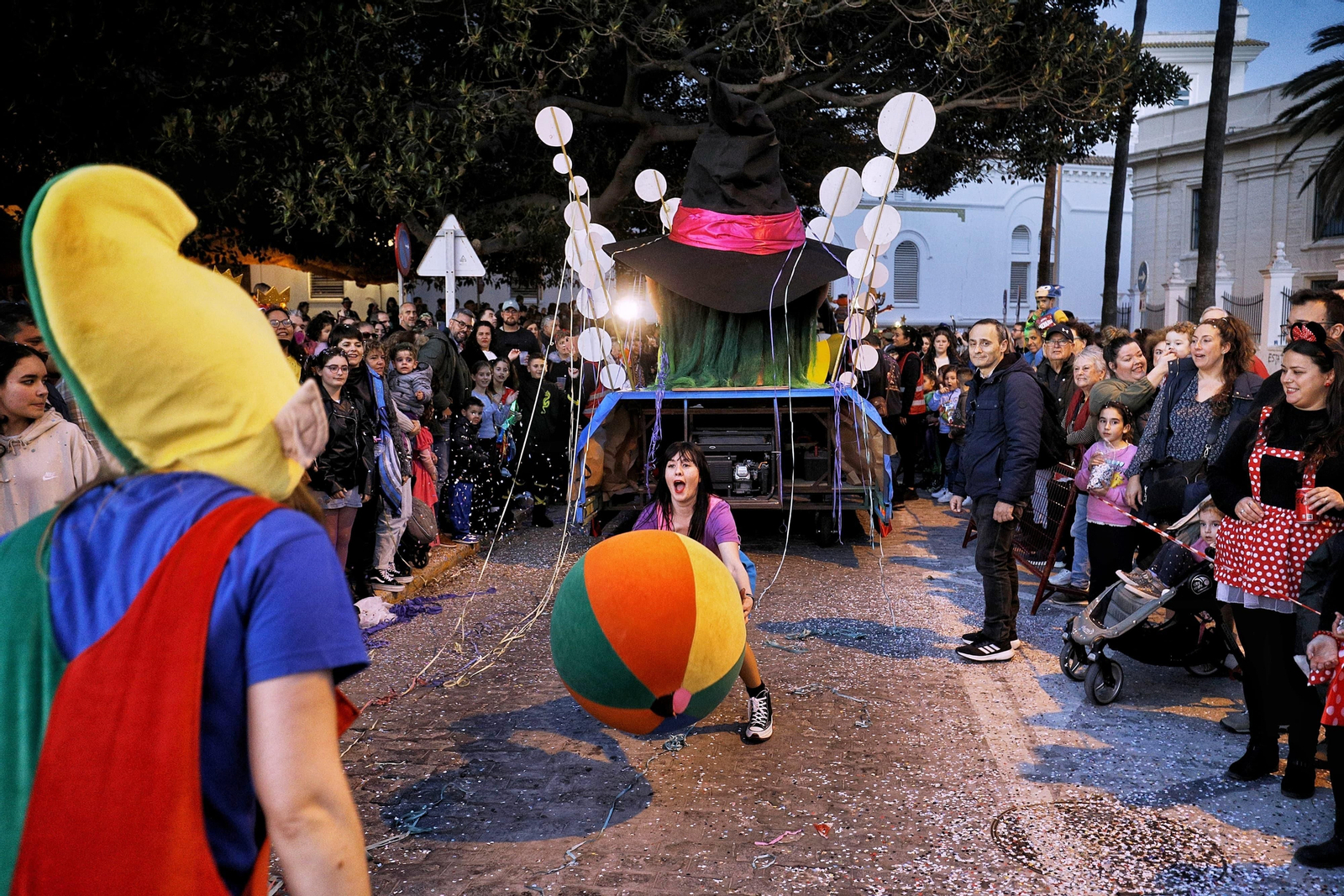 Las imágenes de la divertida Cabalgata del Humor del Carnaval de Cádiz 2024