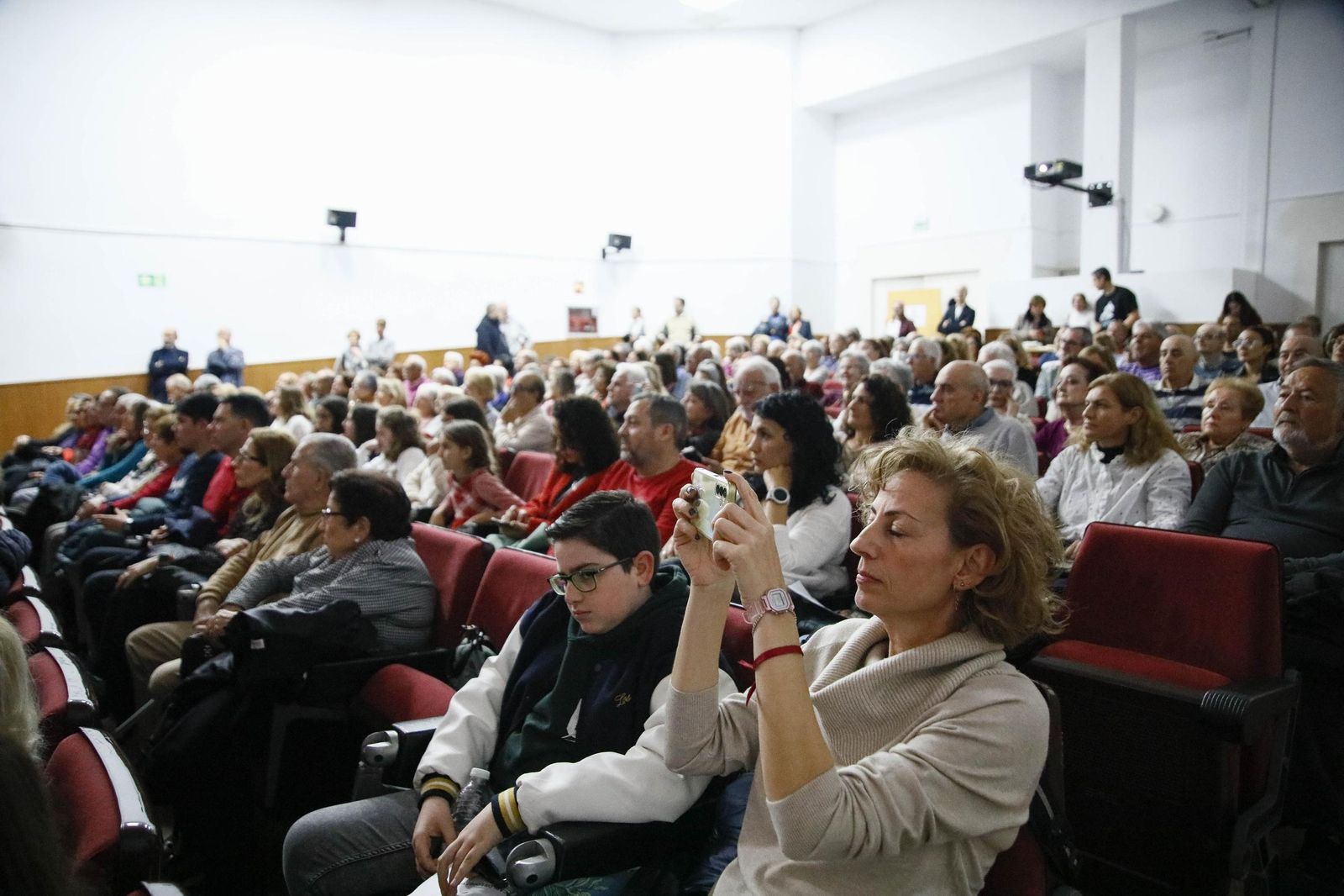Las imágenes de la presentación del libro "Almería es poesía" en la biblioteca Villaespesa de la ciudad de Almería