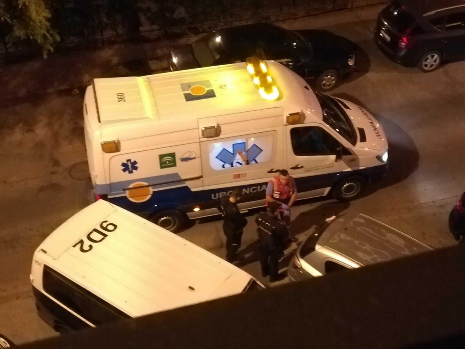 Efectivos de la Policía Nacional y una ambulancia acuden a la avenida Costa de la Luz.