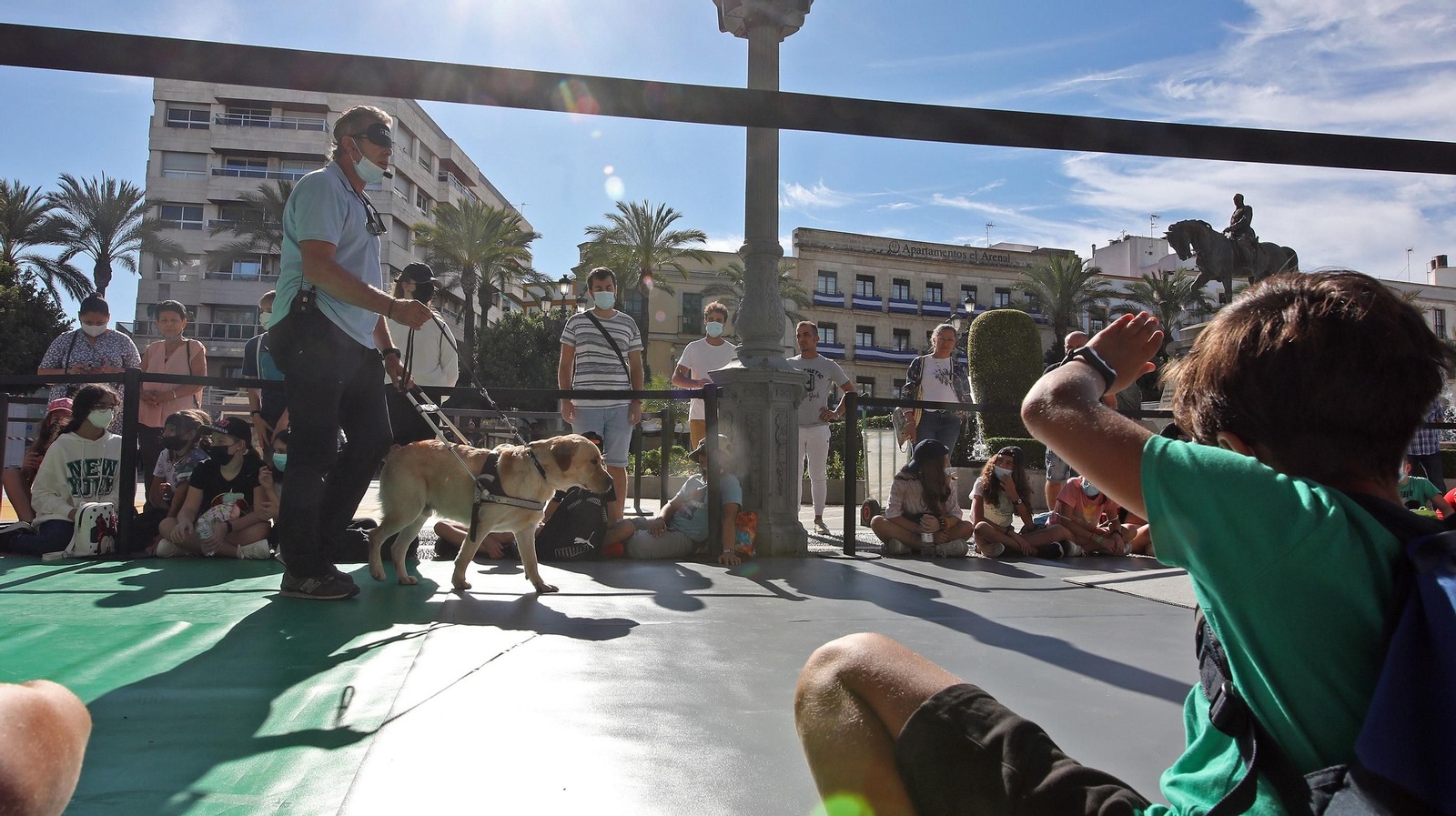 Exhibición en la plaza del Arenal del adiestramiento de perros guía de la ONCE