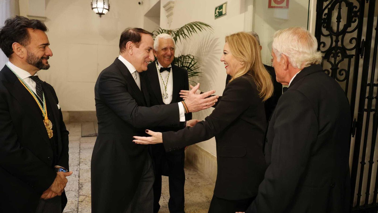 Carolina España, consejera de Economía, saluda a González de Lara antes del acto.
