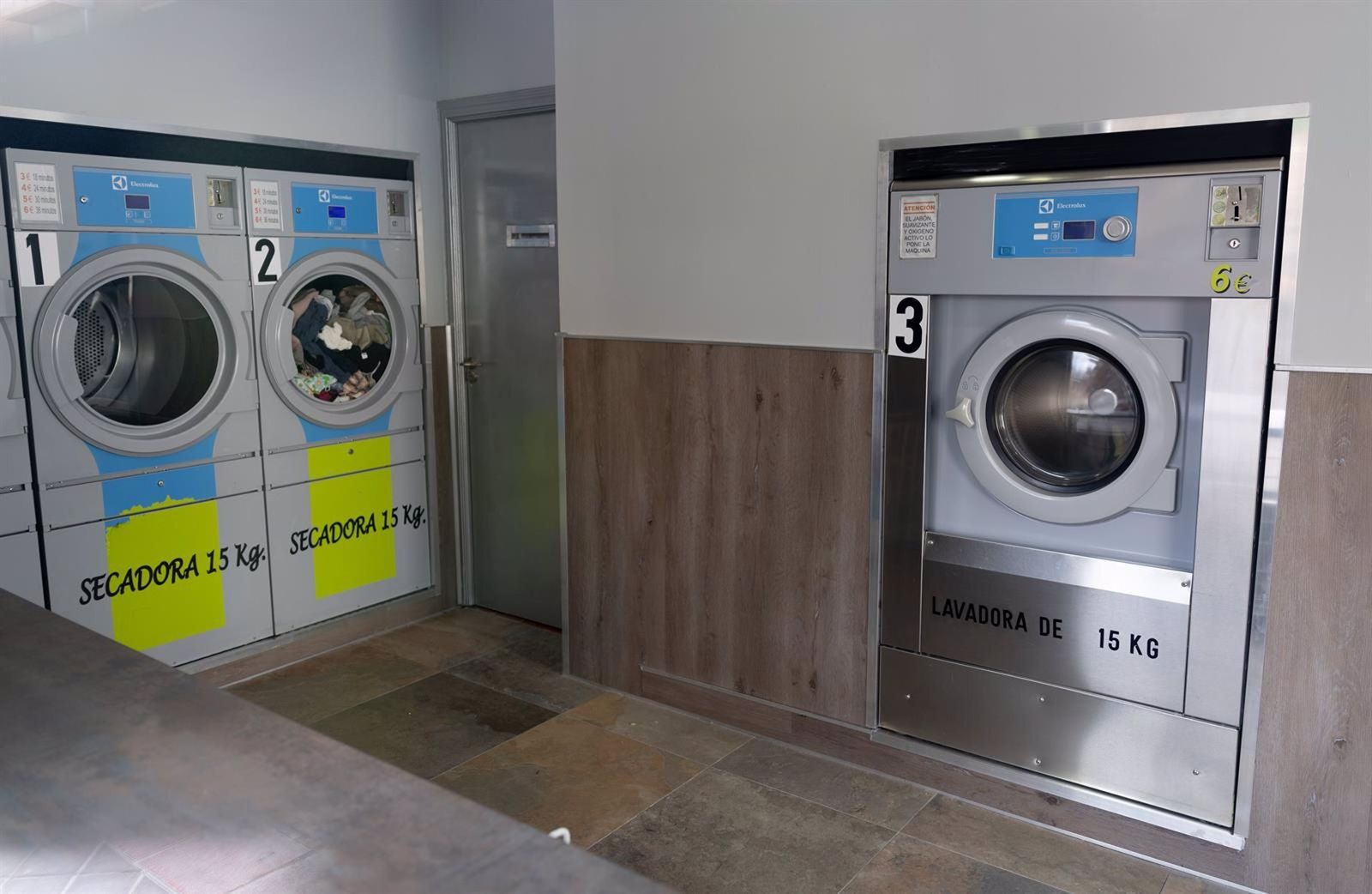 Una lavandería de autoservicio.