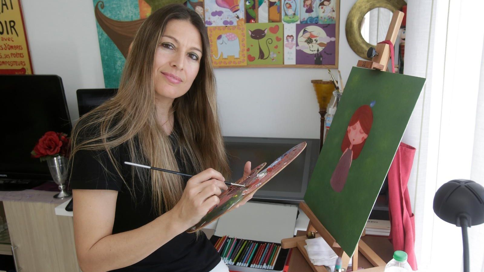 La ilustradora Rosario Cifuentes en el rincón creativo montado en su apartamento.