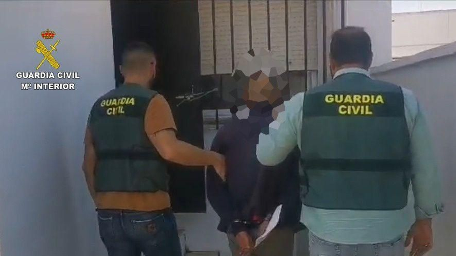 Agentes de la Guardia Civil durante una detención en la provincia de Huelva.