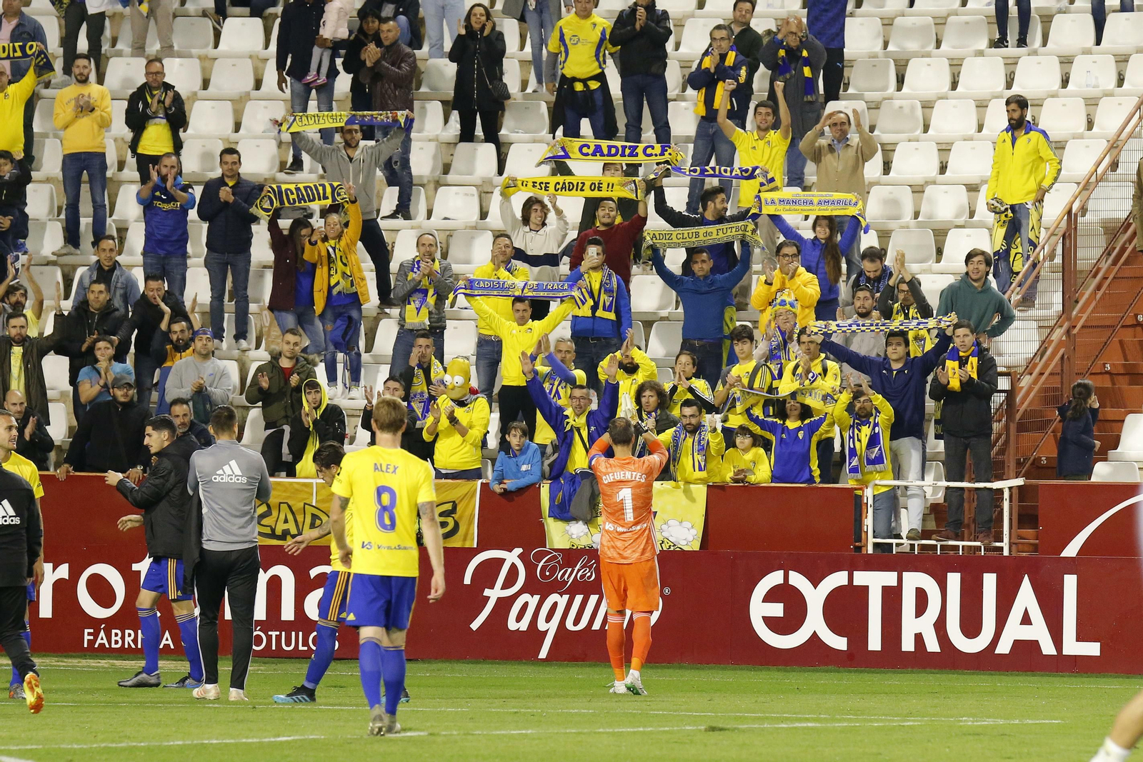 El portero del Cádiz se acercó a la grada para agradecer su apoyo a los aficionados desplazados a Albacete.