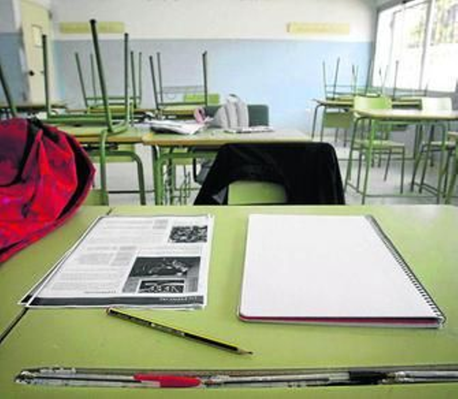 Instantánea de archivo de un aula de un centro educativo de la comarca sin alumnos.