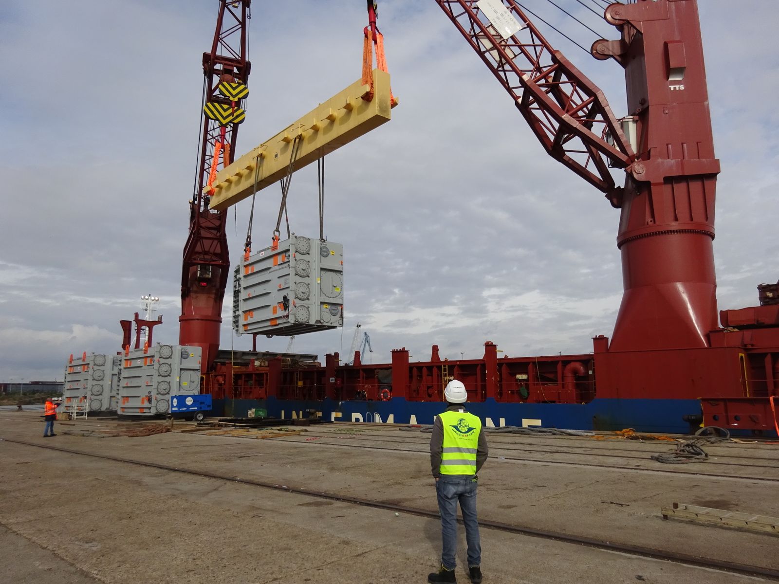 Un momento de la carga en el buque en el Puerto