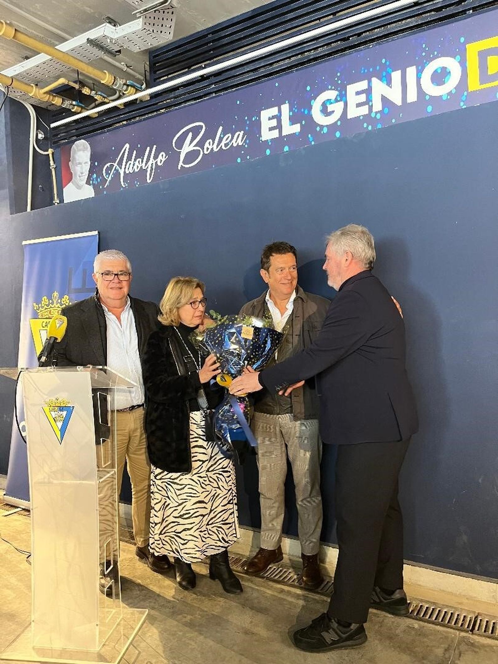 El presidente del Cádiz C.F., Manuel Vizcaíno, entregando el ramo de flores a los hermanos Adolfo, Lucía y Vicente Bolea Lafont.