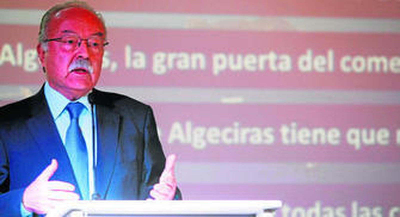 Un instante de la presentación de Manuel Morón sobre los cinco grandes retos del puerto Bahía de Algeciras, ayer en el hotel Guadacorte.