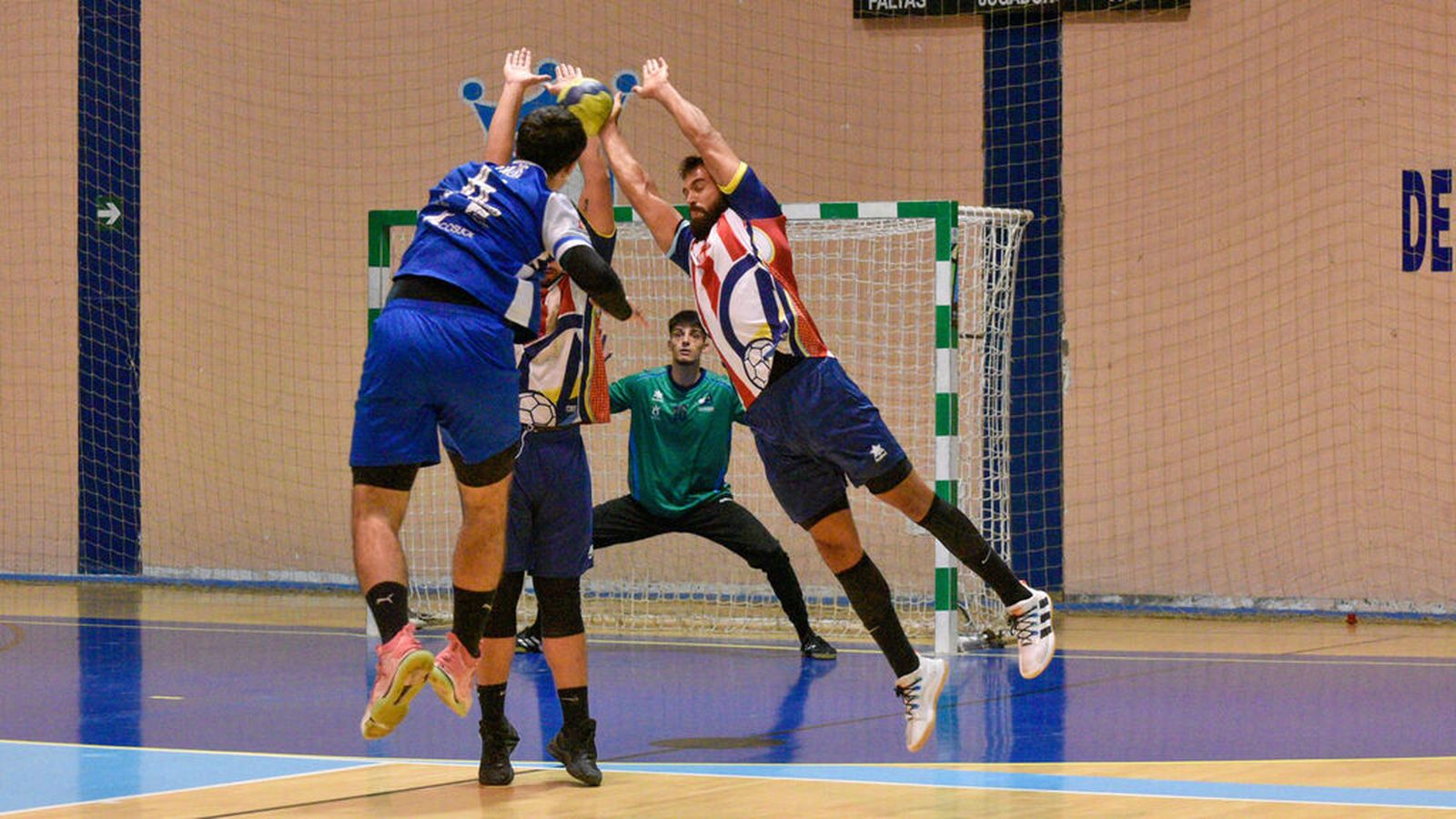 Una acción defensiva del Ciudad de Algeciras durante un partido