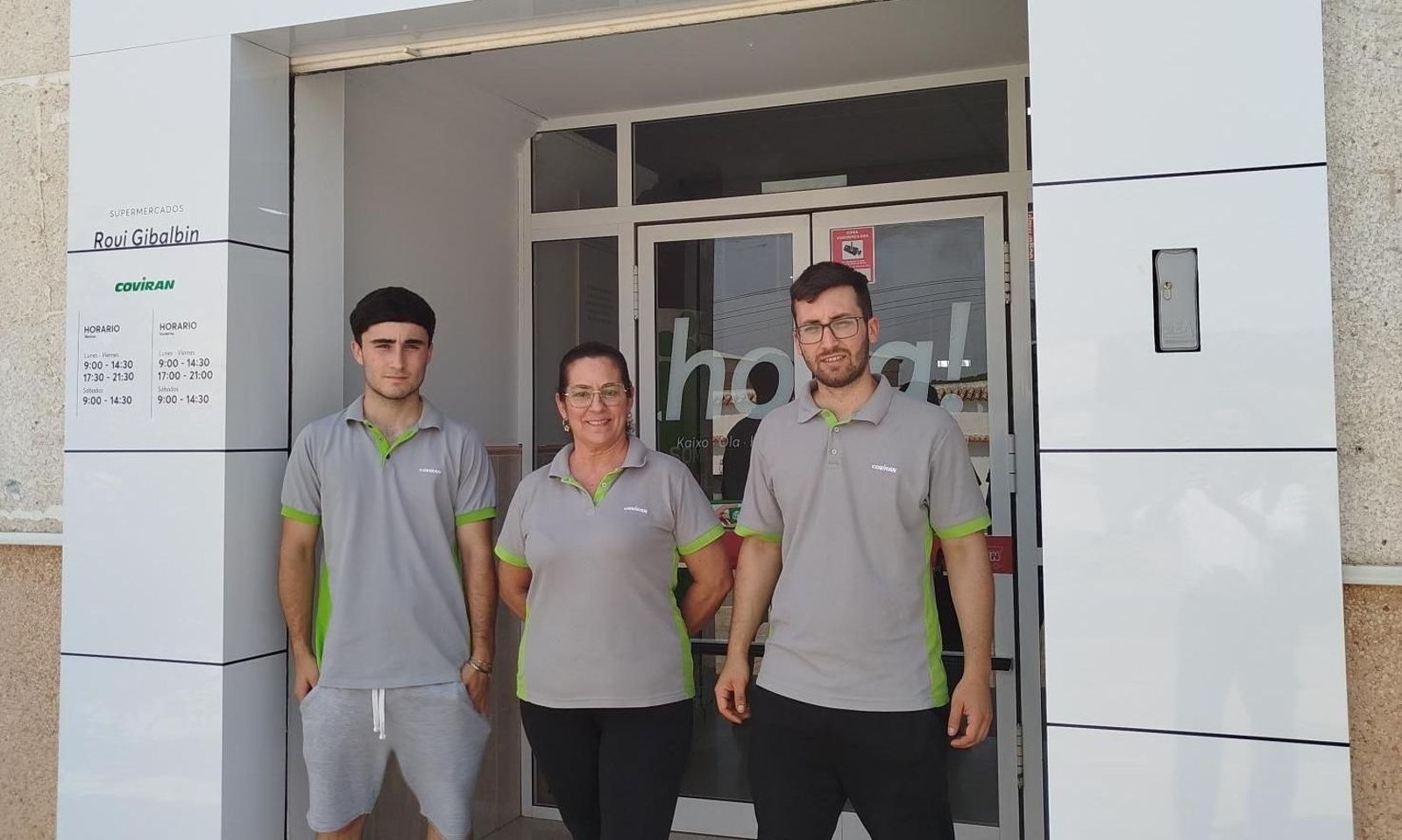 Los tres trabajadores de la nueva tienda de Covirán en Granada