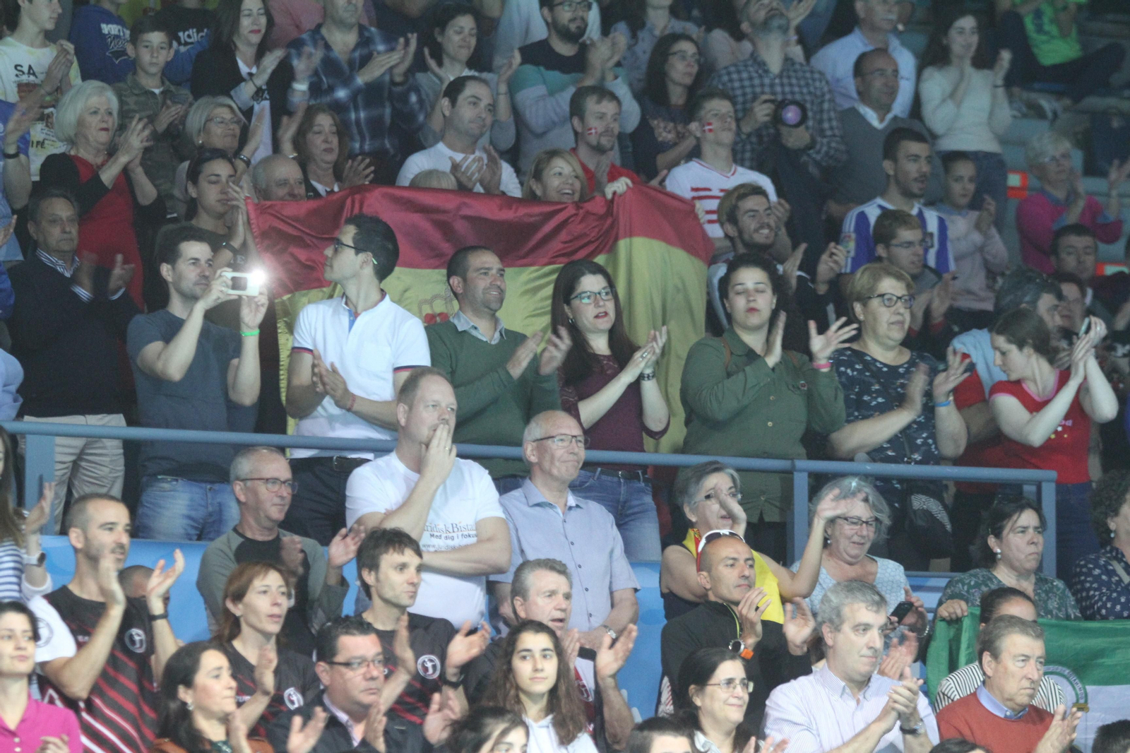 Las gradas del pabellón Carolina Marín se llenaron para ver ganar el oro a la onubense.