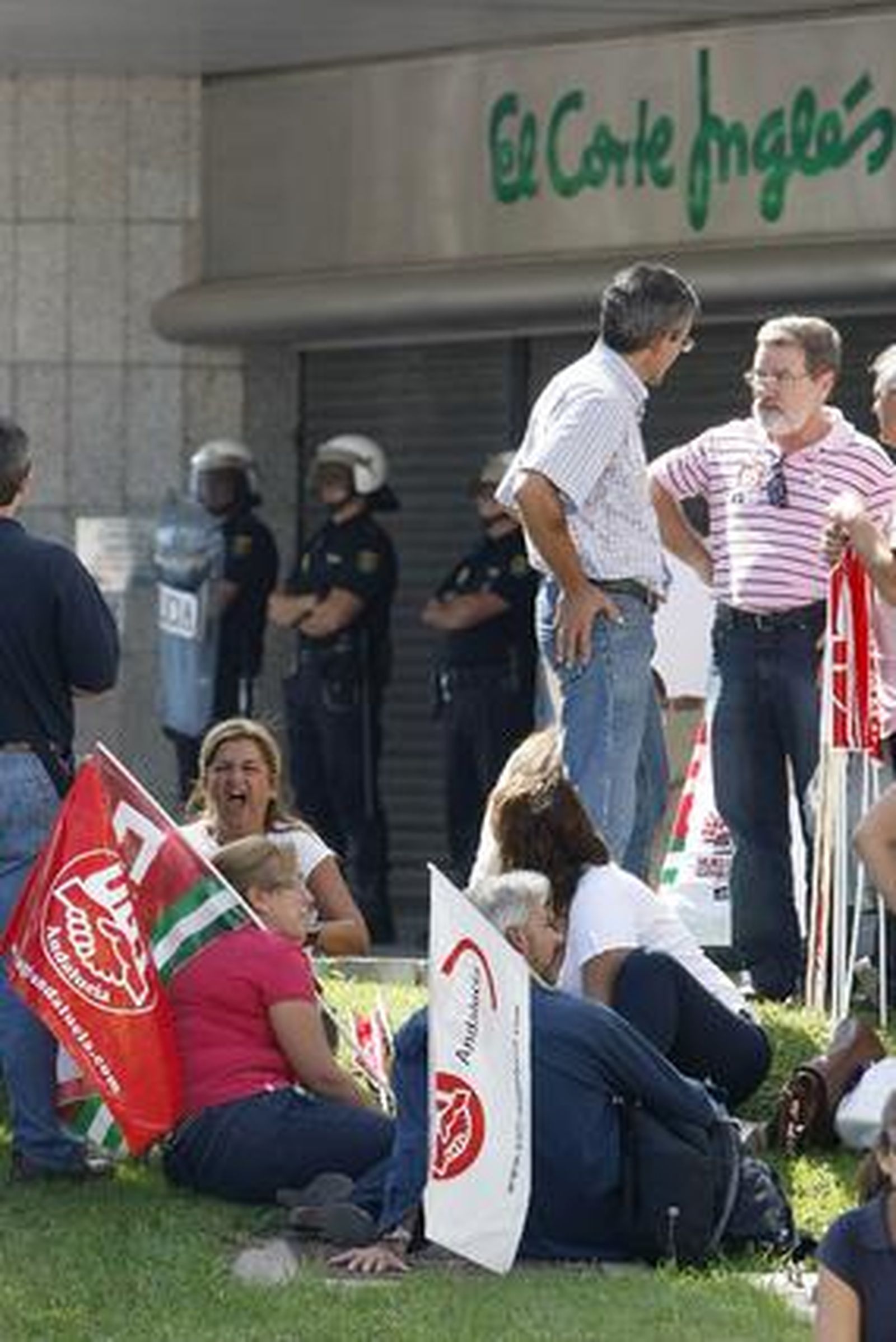 Los piquetes tomaron el centro de la capital desde primera hora de la mañana para impedir la apertura de comercios y empresas. /José Braza