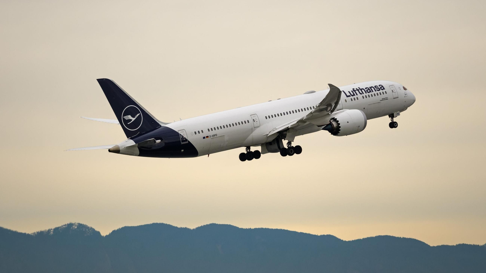 Un avión de Lufthansa en pleno vuelo.