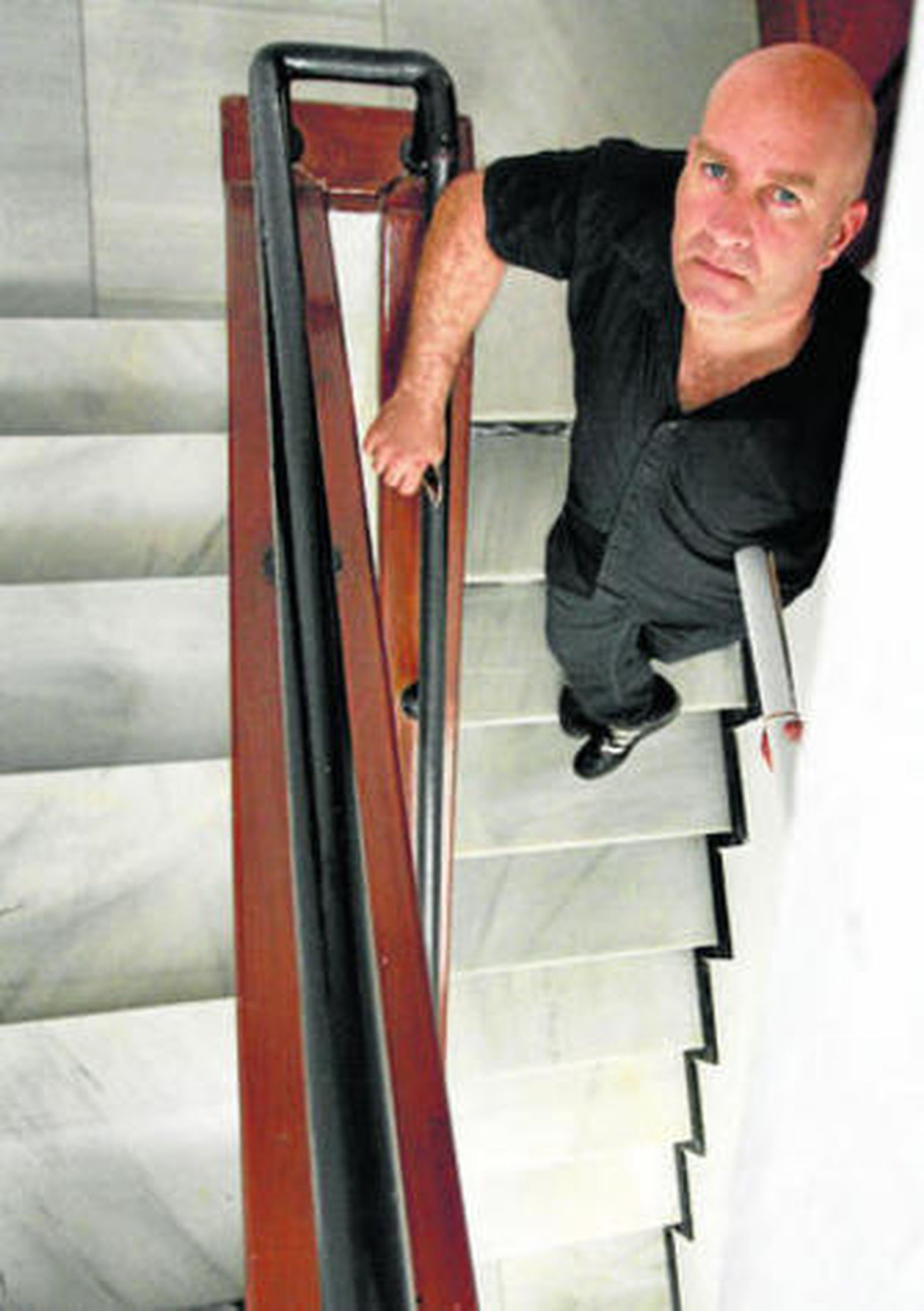 Miguel Gómez Losada, en la escalera de su estudio.
