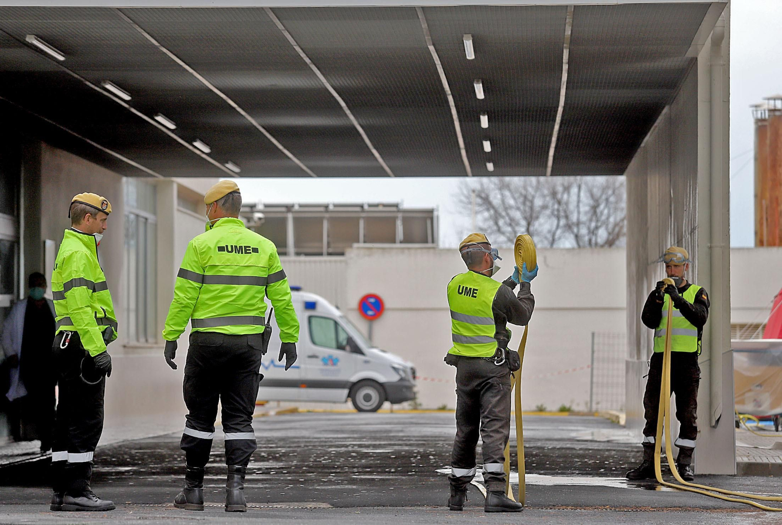 Imágenes de la UME realizando trabajos de limpieza y desinfección en el Hospital Infanta Elena de Huelva
