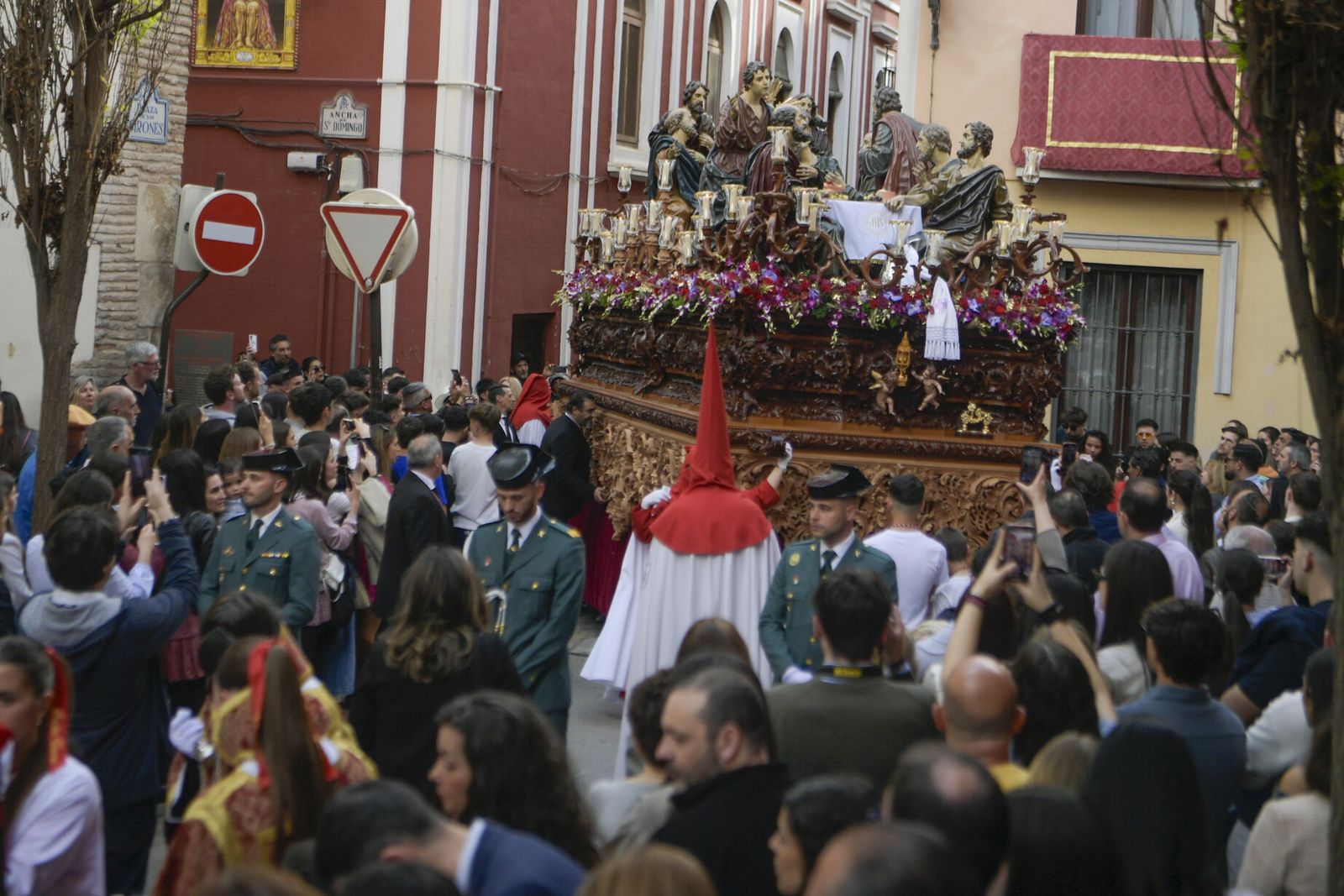 Así vivió Granada la salida de la Hermandad de la Santa Cena Sacramental 2025