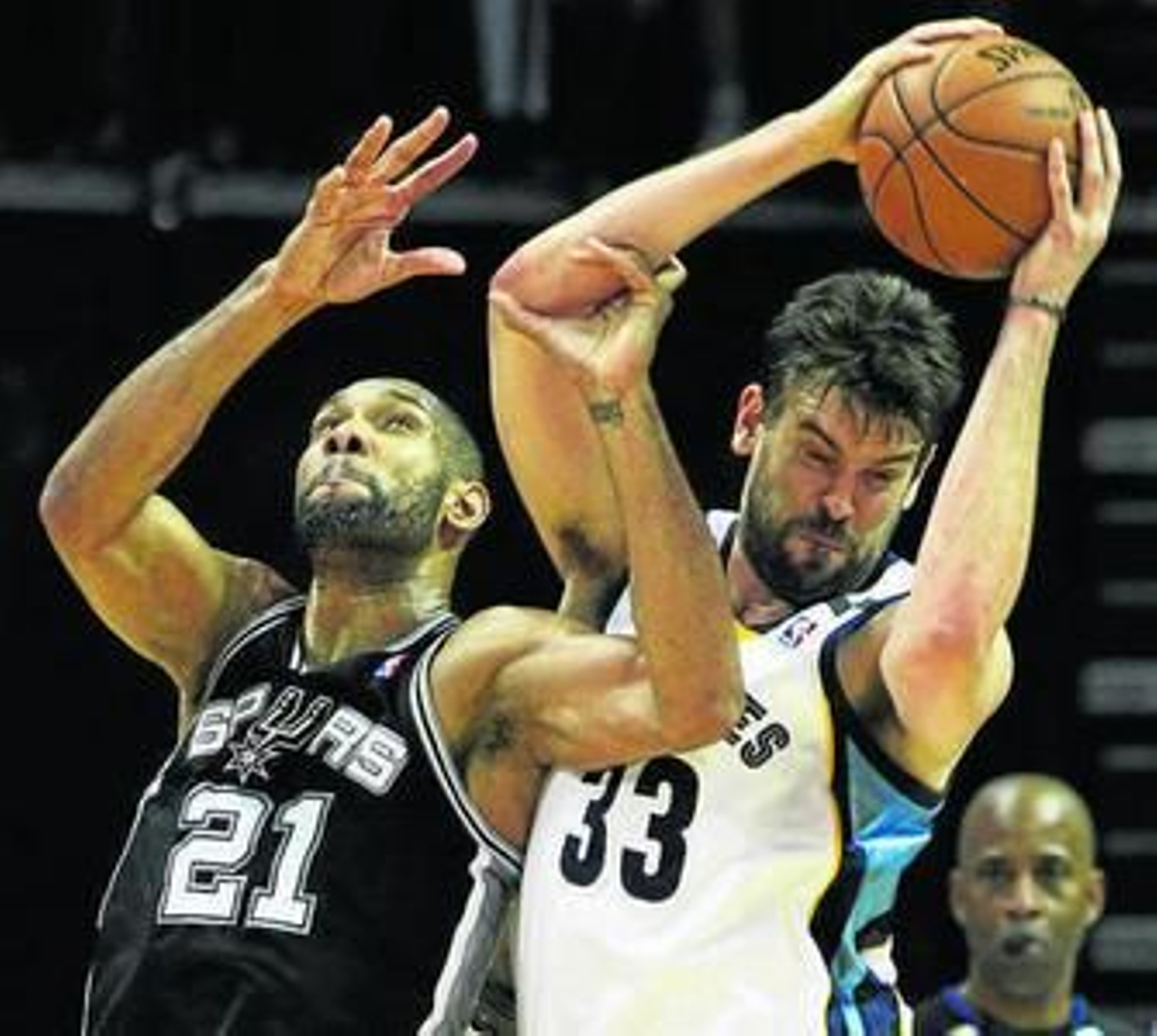 MArc Gasol pelea con Duncan por un rebote.