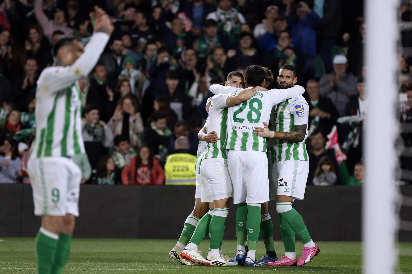 Los jugadores del Betis celebran un gol ante el Villarreal en el Villamarín.