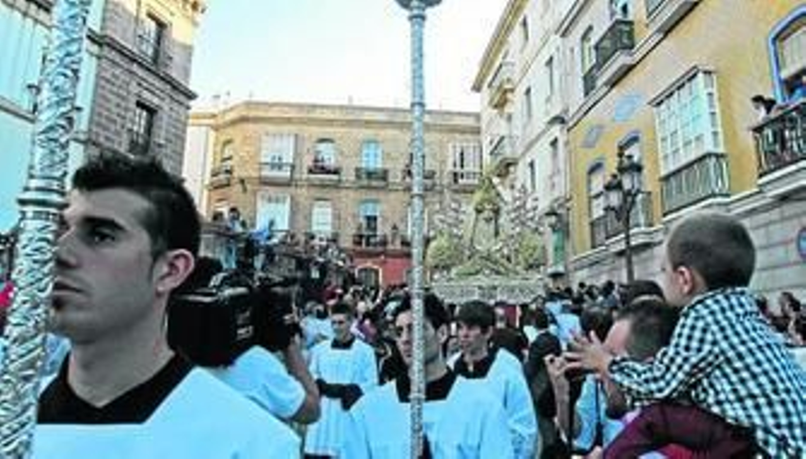 Numerosas personas contemplaron la salida de la procesión con la imagen de la Virgen del Rosario,  Patrona de Cádiz.