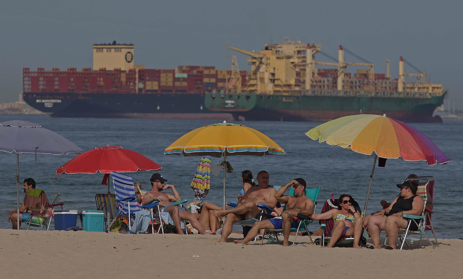Bañistas en la playa de El Rinconcillo, este domingo.