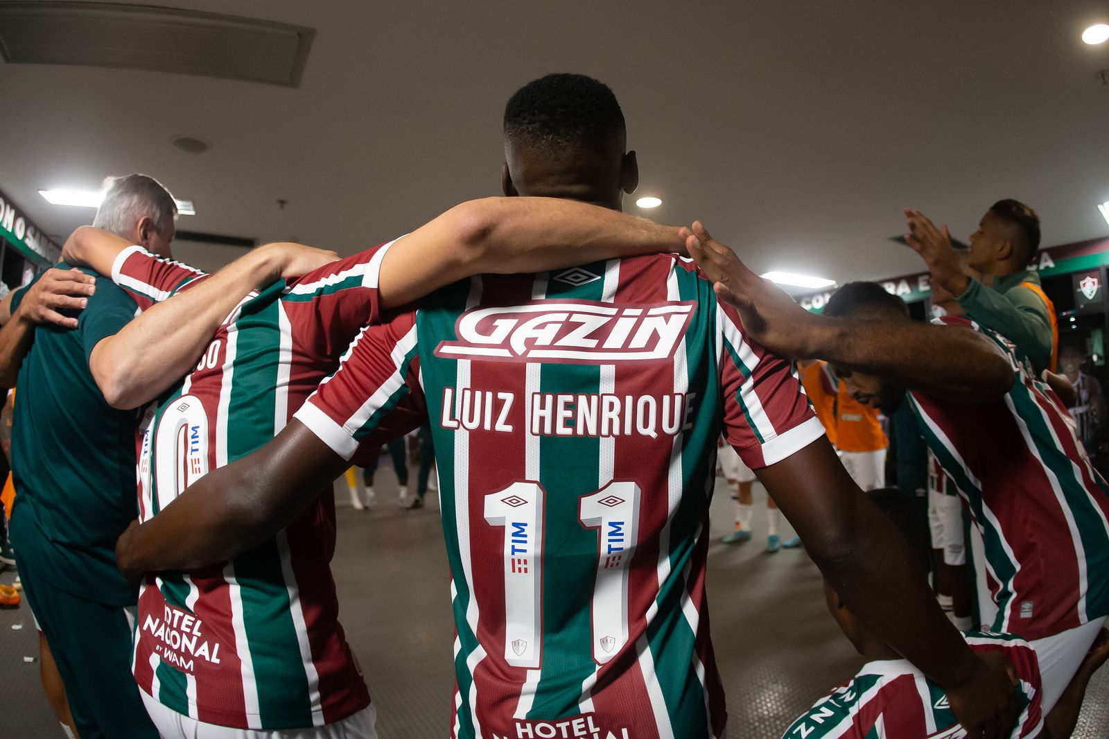 Luiz Henrique, abrazado al grupo antes del último partido ante el Cruzeiro.