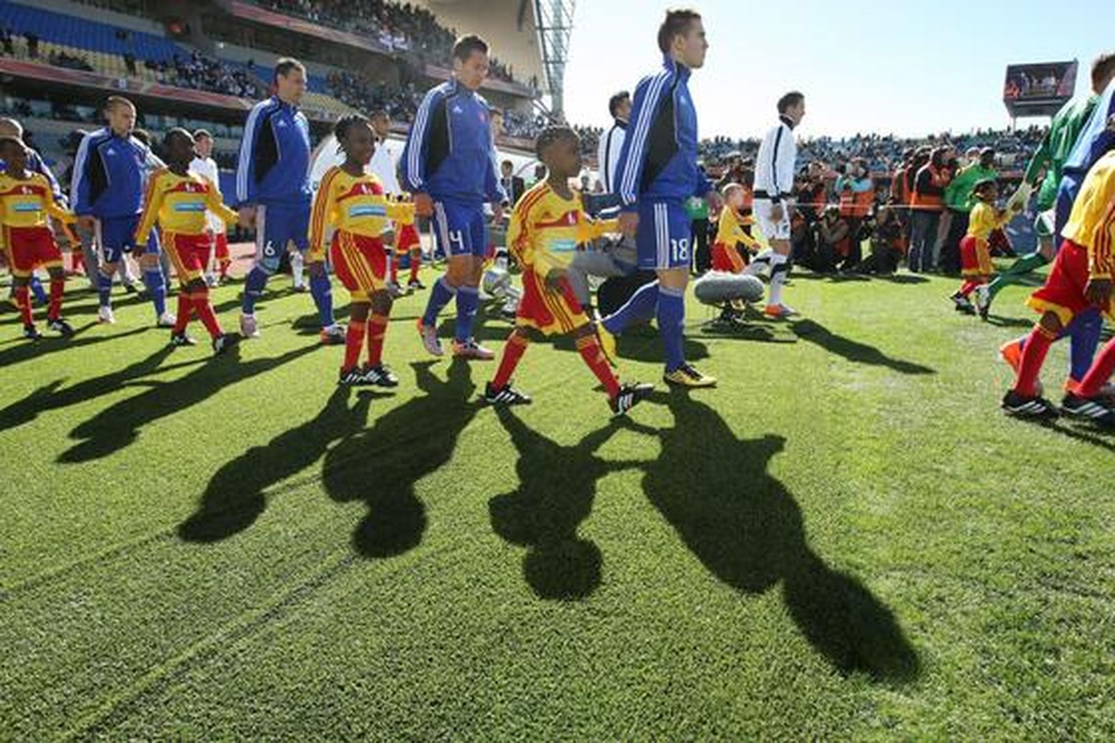 Las formaciones de Eslovaquia y Nueva Zelanda saltan al campo.

Foto: Efe