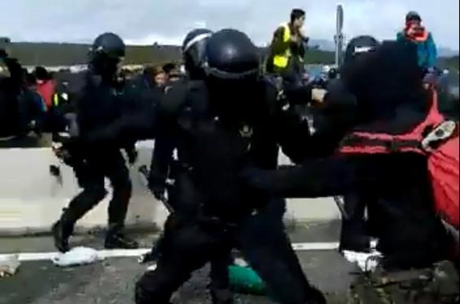 Mossos agrediendo a los manifestantes en Lérida.