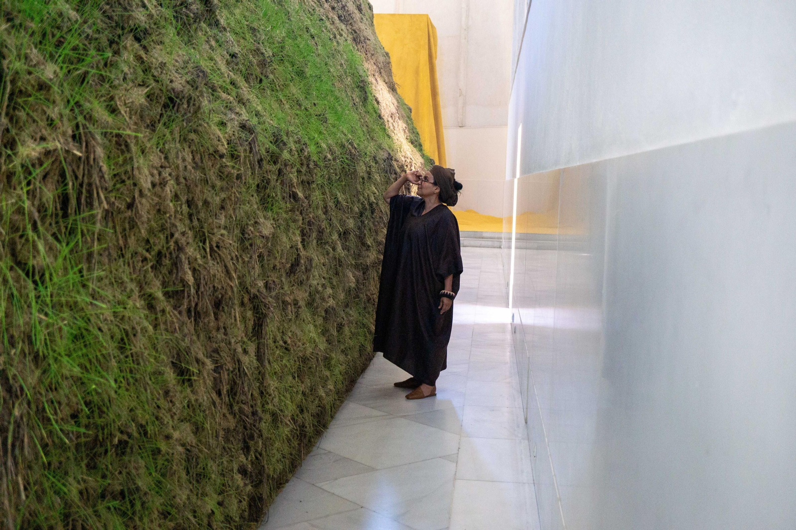 La artista Delcy Morelos contempla una de las obras de la exposición 'Profundis'.