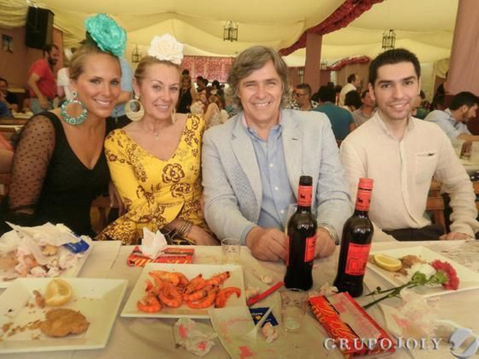 Parte del jurado de Miss Flamenca 2013, disfrutando de un almuerzo en la caseta La Madrugá.

Foto: Andres Mora - Fito Carreto