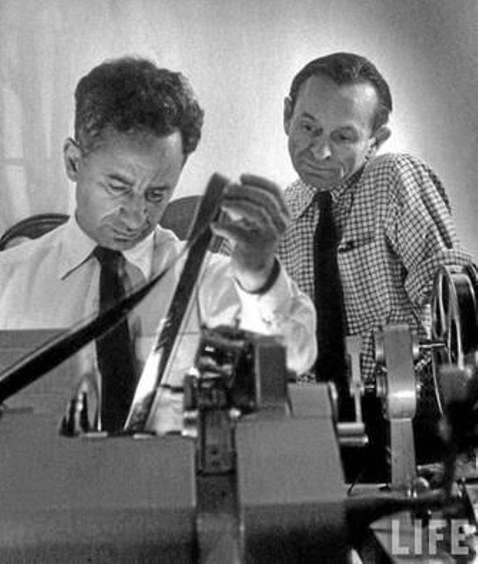 El controvertido director y sin embargo maestro de cine y teatro Elia Kazan, que hoy hubiese cumplido 100 años, en plena revisión de un montaje.