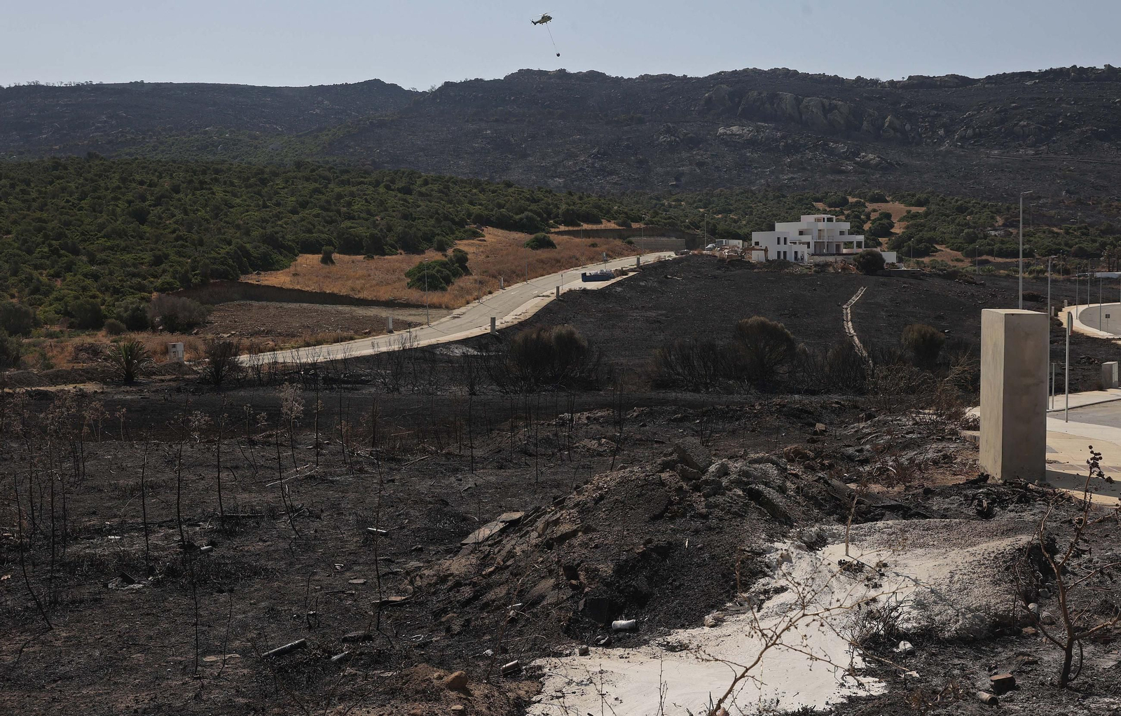 Así han quedado Atlanterra y Zahara de los Atunes tras el incendio forestal en la Sierra de la Plata de Tarifa