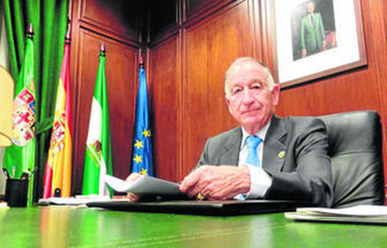 El presidente de la Diputación Provincial de Almería, Gabriel Amat, sentado en su despacho.