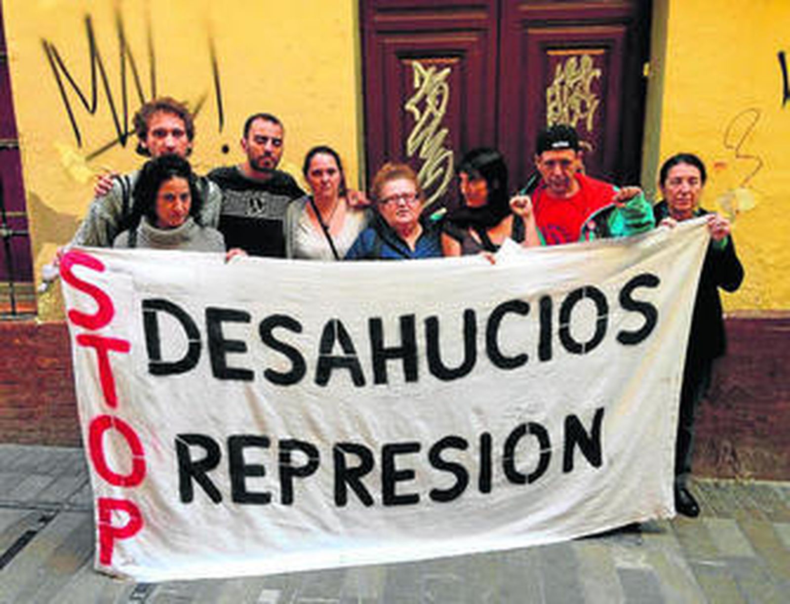 Miembros de la plataforma Stop Desahucios, con una mujer con discapacidad desalojada en noviembre en Málaga.