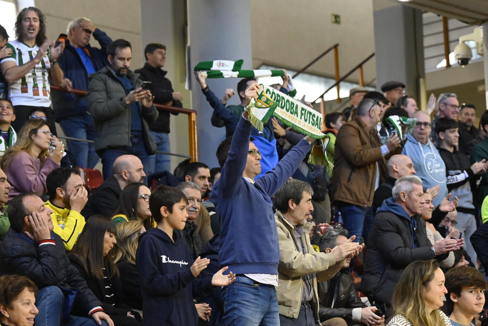 Las mejores fotos del ambiente en Vista Alegre para el Córdoba Futsal - Jaén