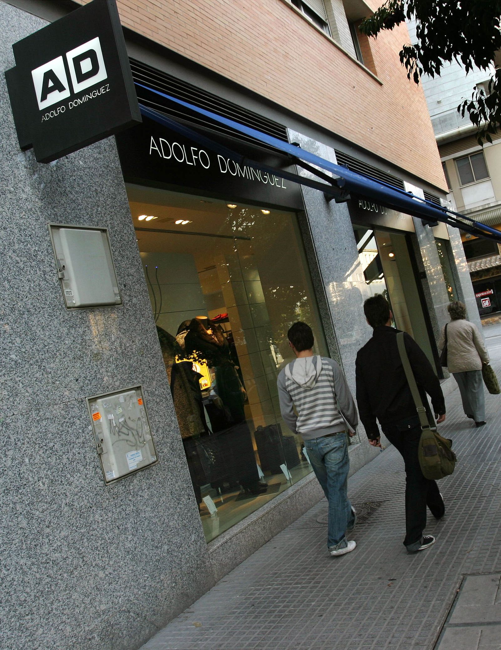 Exterior de una de las tiendas de Adolfo Domínguez.